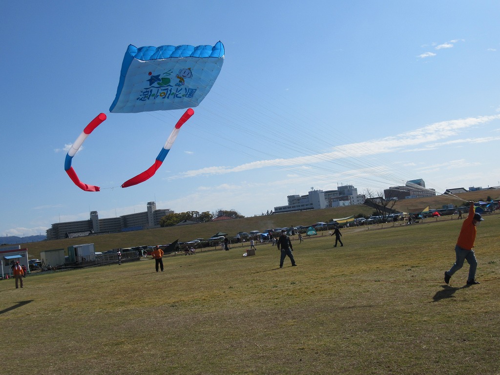 第26回淀川河川公園凧揚げ大会 Hotな冬遊び 淀川河川公園